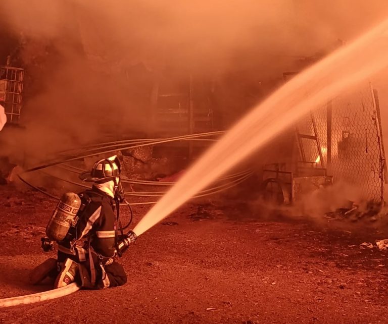 Arde taller de carpintería en Pátzcuaro; bomberos municipales atienden la emergencia