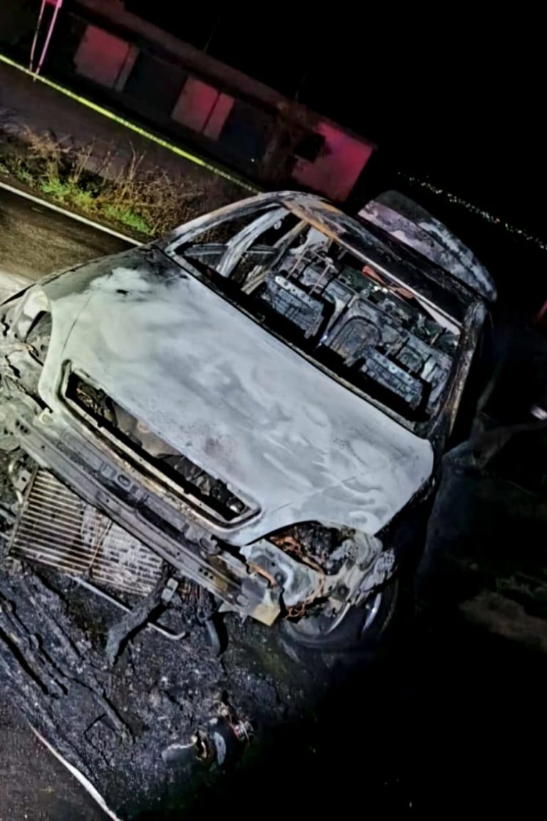 Hallan cadáver calcinado en la cajuela de auto quemado sobre la Morelia-Salamanca