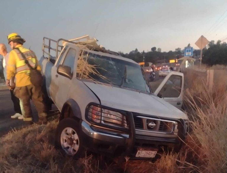 Camioneta se sale del asfalto en la Morelia-Pátzcuaro; hay 2 personas lastimadas