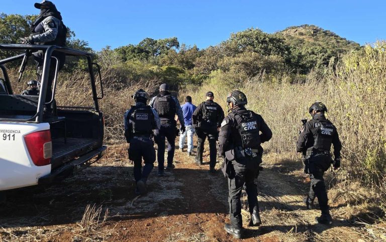 Reportan balaceras y “dronazos” entre delincuentes en zona cerril de Apatzingán