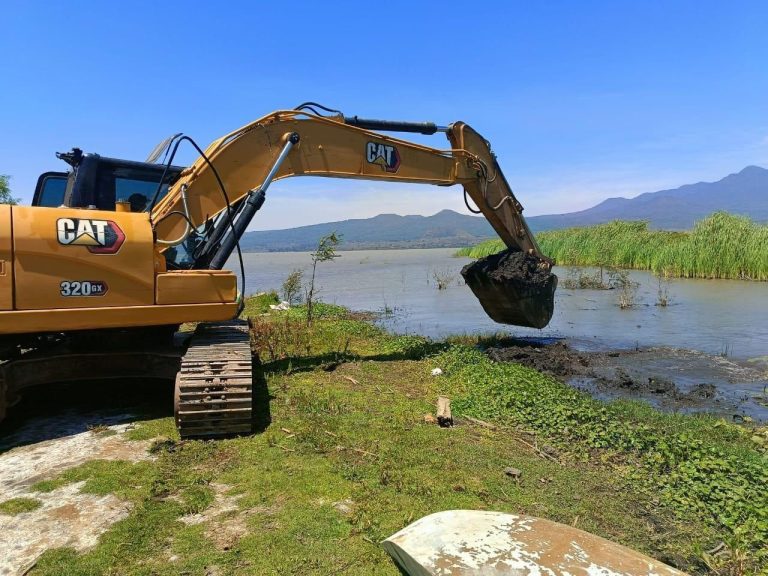 Maquinaria especializada limpia el lago de Pátzcuaro para continuar con su rescate