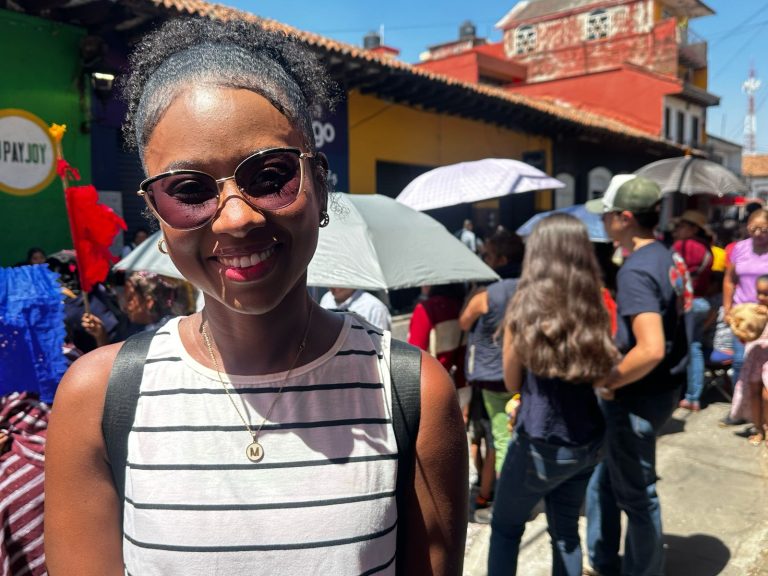 Turistas y visitantes viven la magia del Tianguis Artesanal de Uruapan