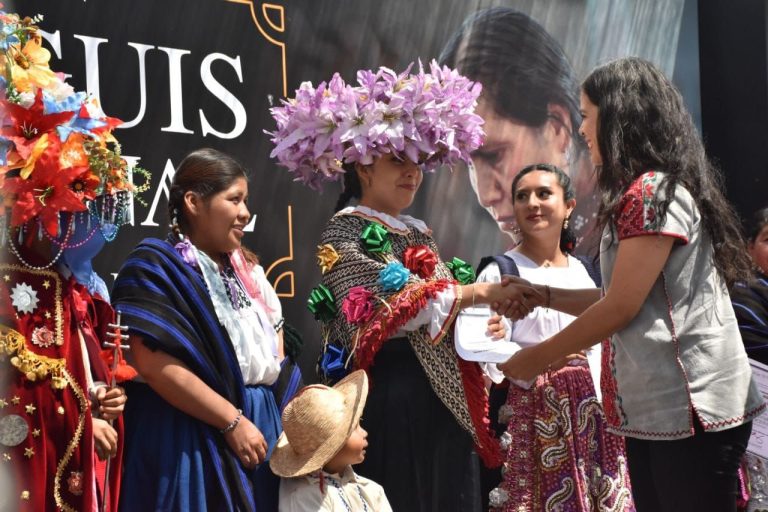 Michoacán reconoce labor por preservación de indumentaria tradicional