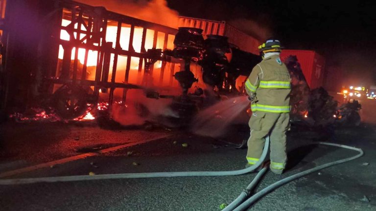 Se accidentan tres vehículos de carga en la  Pátzcuaro-Cuitzeo; al parecer hay un muerto y un herido