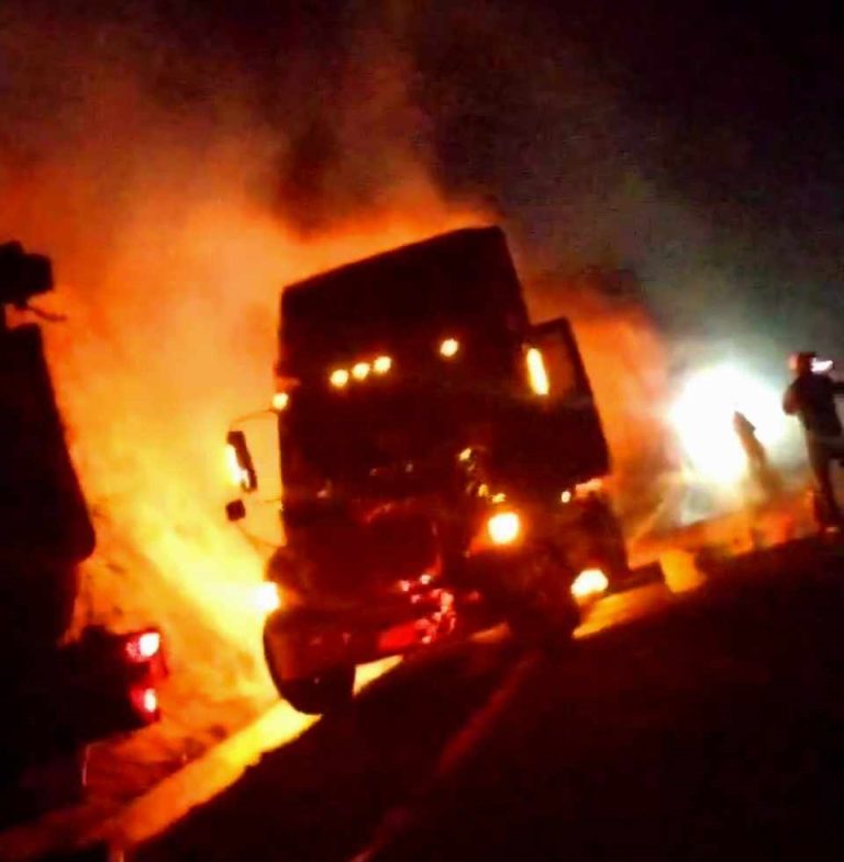 Se incendia camión de carga en la autopista Siglo XXI