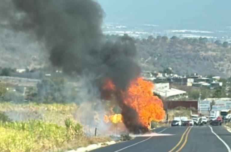 Se incendia camioneta distribuidora de gas LP, en Tocumbo