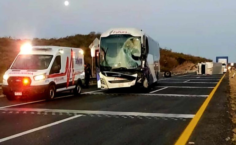 Se registra choque de autobús y camión de carga en la autopista México–Guadalajara