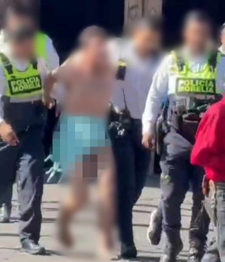 Sujeto desnudo es detenido por policías en el atrio de la Catedral de Morelia