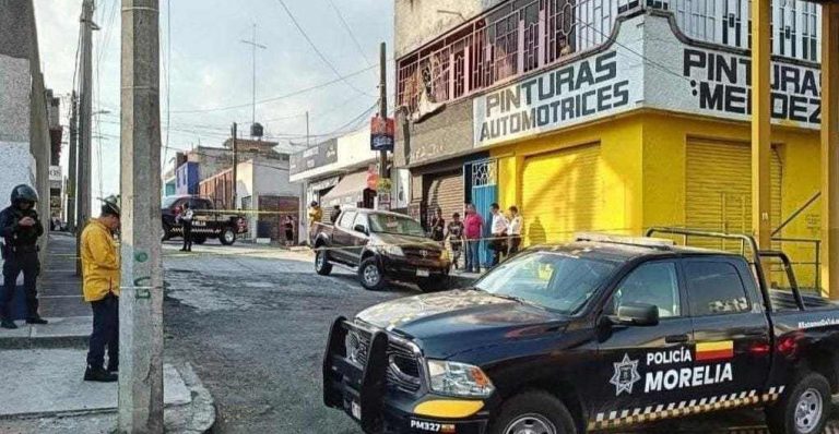 Sujetos le prenden fuego a camioneta en la colonia Primo Tapia, en Morelia