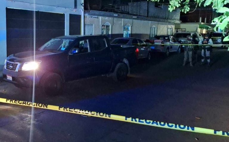 Tras persecución y balacera, criminales abandonan camioneta, en Uruapan