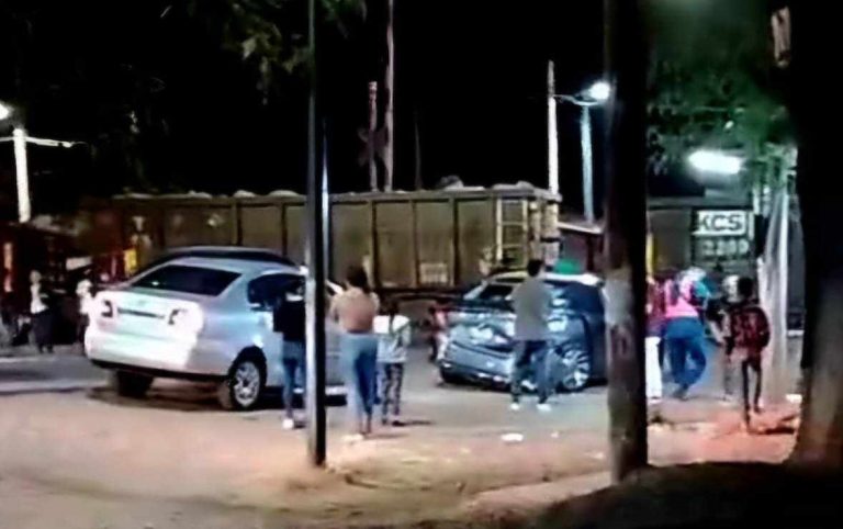 Vehículo es impactado por el tren en Tzurumútaro, Pátzcuaro
