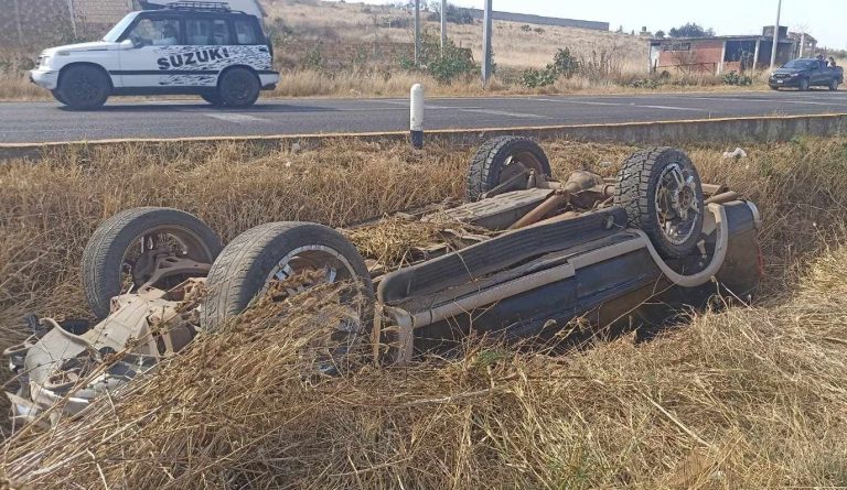 Vuelca camioneta en la Morelia-Pátzcuaro
