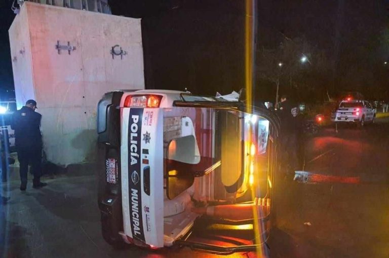 Vuelca patrulla de la Policía Municipal, sobre el Boulevard Industrial, de Uruapan