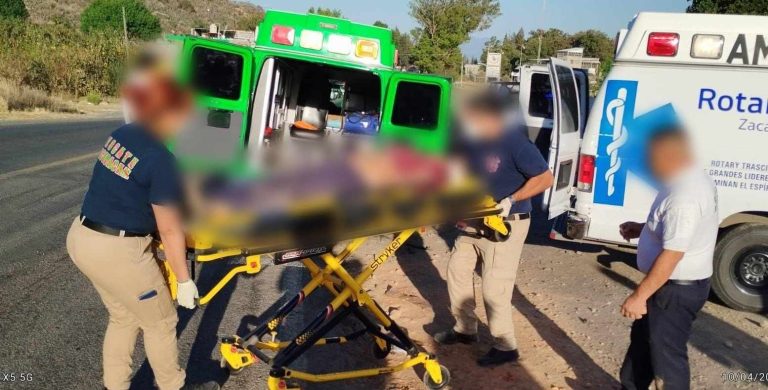 Pobladores golpean y retienen a dos agentes de la FGE en Zacapu; además un poliministerial protagoniza un accidente