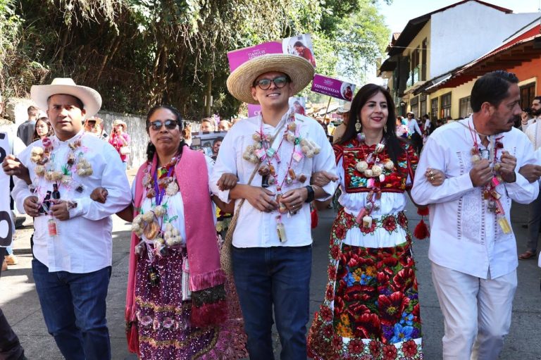 Con tradicional desfile inicia Tianguis Artesanal de Domingo de Ramos en Uruapan