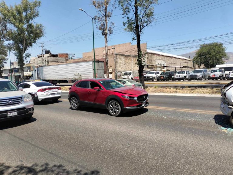 Ocurre choque entre 2 vehículos sobre la avenida Madero Poniente de Morelia