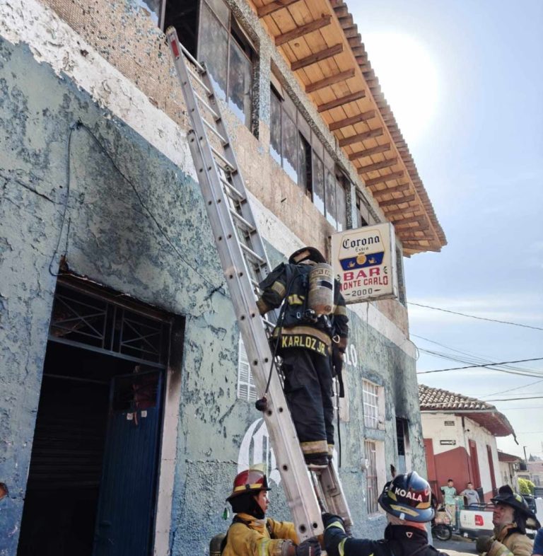 Se registra incendio en el “Bar Montecarlo” de Uruapan