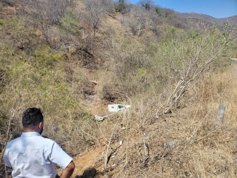 Auto cae a un barranco en la carretera Zicuirán-Huetamo; conductor sale ileso