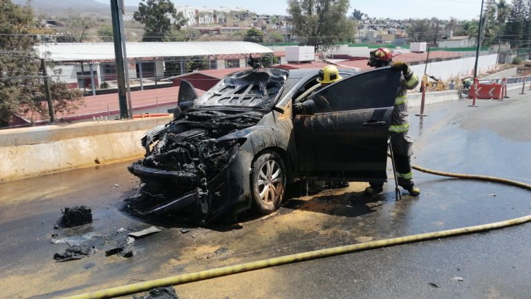Se registra incendio de vehículo en el Puente Paso Catrinas, frente a Villas del Pedregal, Morelia