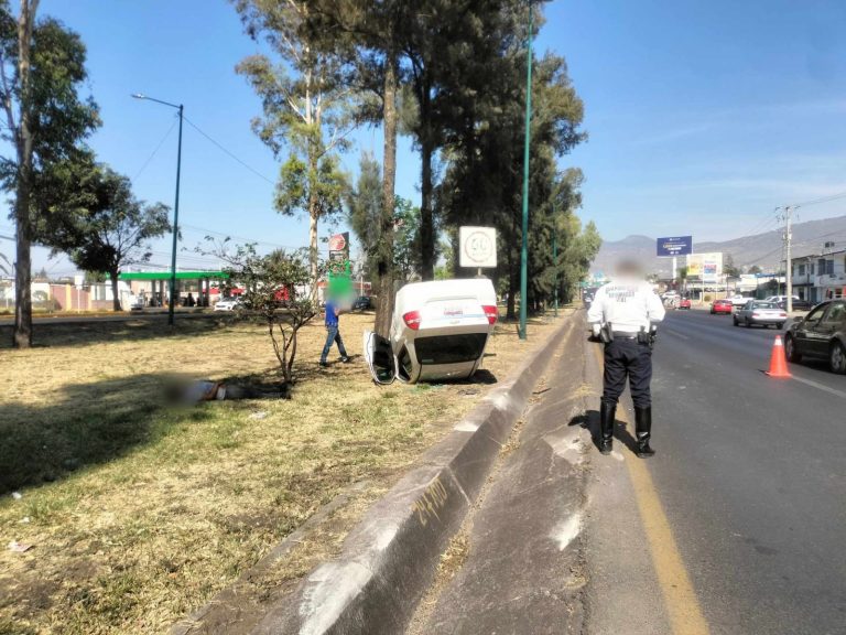 Volcadura de auto deja un herido en el libramiento norte de Morelia