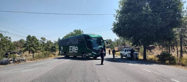 Bloqueo carretero en la Paracho – Uruapan, por detención de tres Guardias Civiles