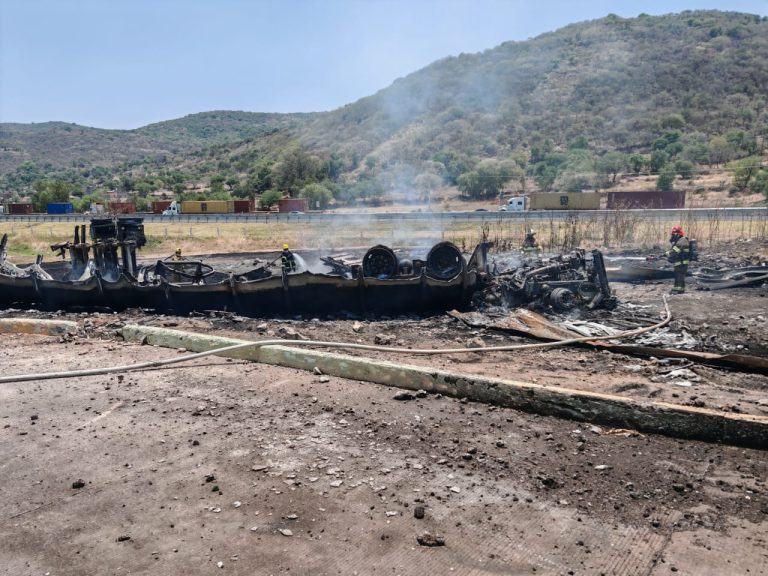 Volcadura e incendio de tractocamión pipa deja un muerto en Copándaro de Galeana