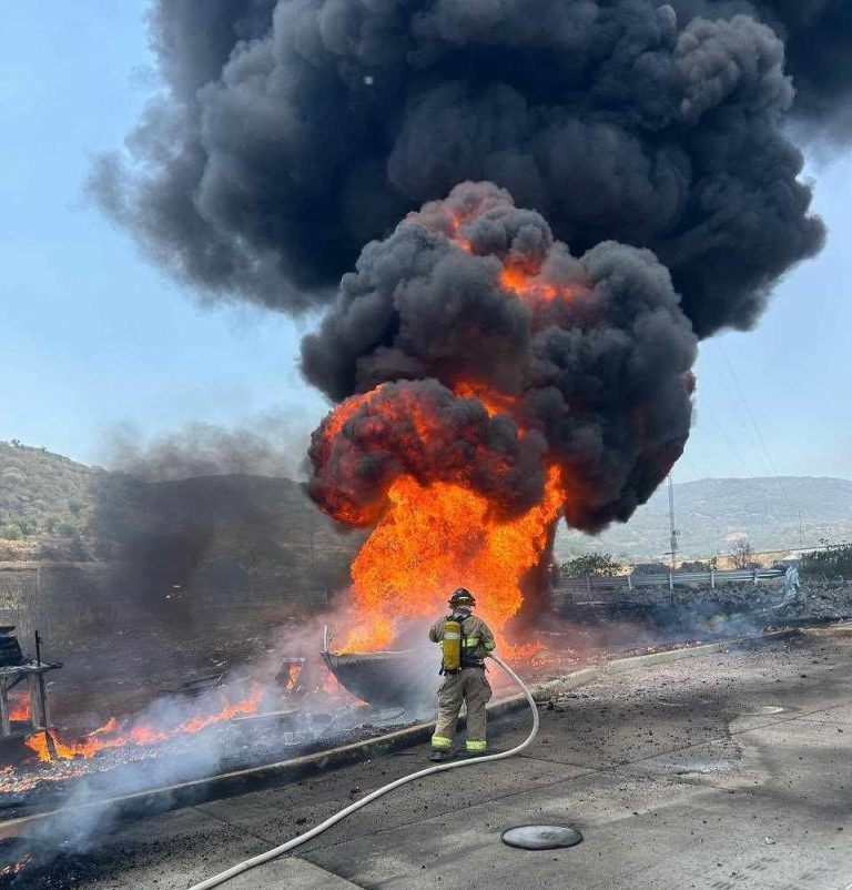 Arde camión pipa en el entronque México-Guadalajara/Cuitzeo-Copándaro