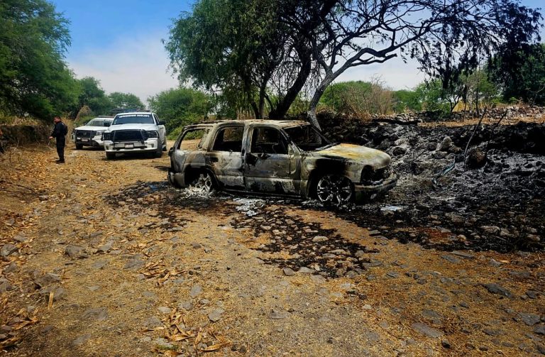 Localizan 2 cadáveres dentro de camioneta quemada en paraje de Cuitzeo