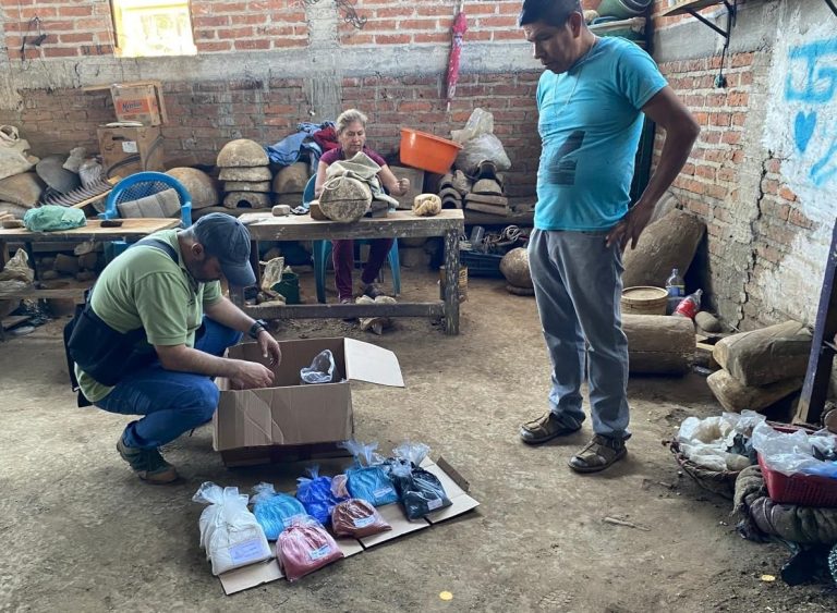 Realizan venta de materia prima a menor costo en beneficio de alfareros