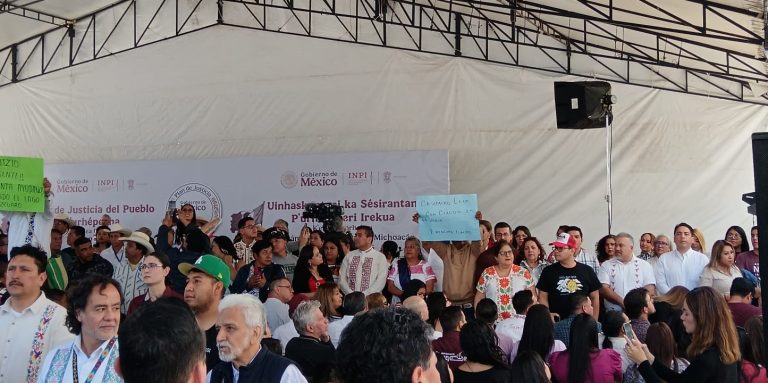 Entrega Claudia Sheinbaum estufas ecológicas a comunidades indígenas de Michoacán