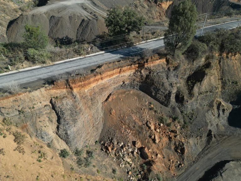 Riesgo de colapso en la carretera Joyitas-San Bernabé, en Capula, por extracción en bancos de arena