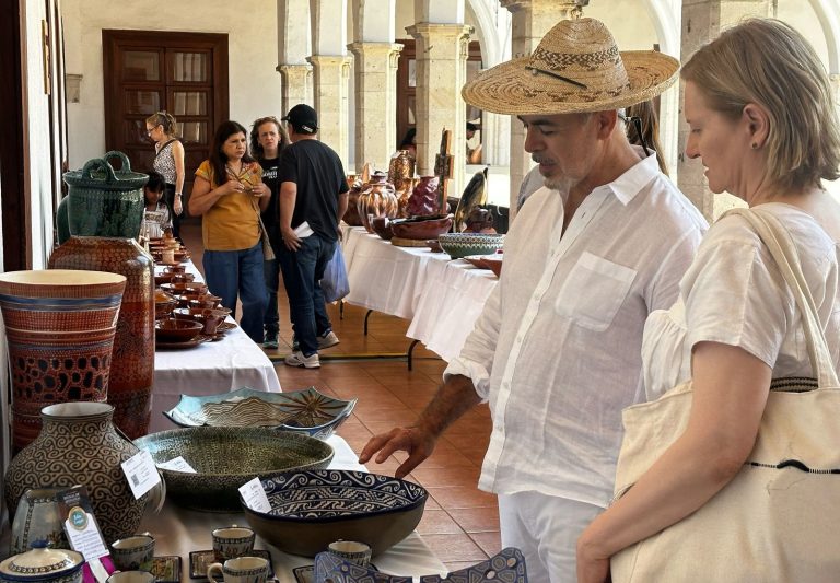 Invita reconocido escultor a visitar Tianguis Artesanal de Uruapan