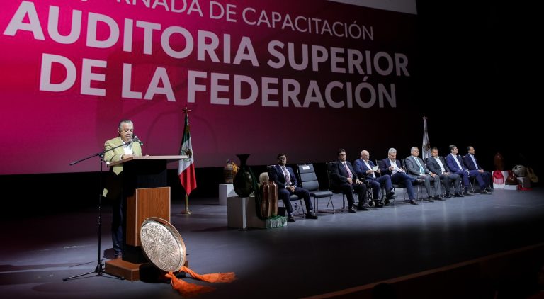 Refrenda Navarro García compromiso de administrar recursos públicos con orden y transparencia