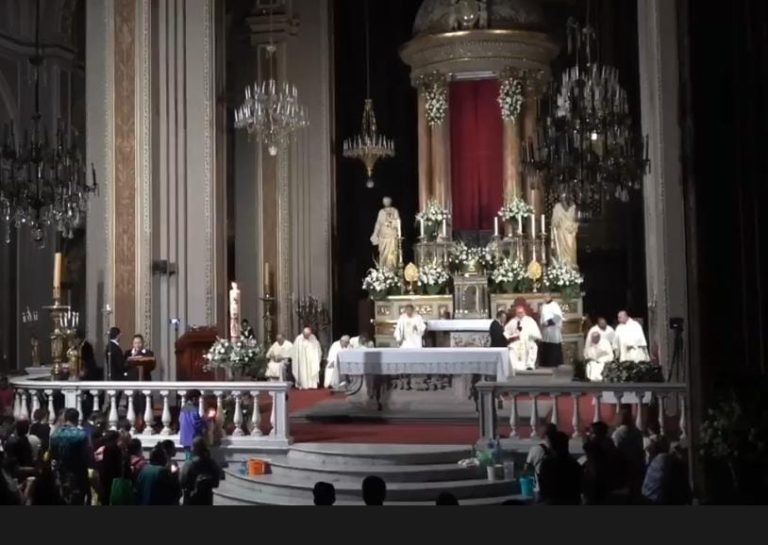 La luz de Jesucristo resplandeciente ha disipado las tinieblas: Iglesia y fieles celebran Vigilia Pascual