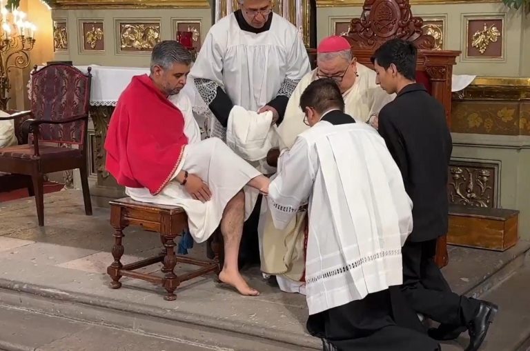 «Gracias Señor por tu sangre que nos lava y nos salva»: conmemora Iglesia Católica inicio del Triduo Sacro