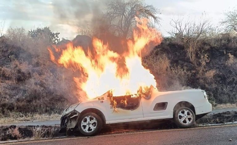 Normalistas realizan bloqueos en Morelia y queman auto en la carretera a Pátzcuaro