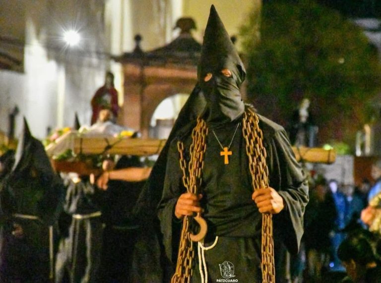 Escenifican procesión del silencio en Pátzcuaro, Zamora y Uruapan