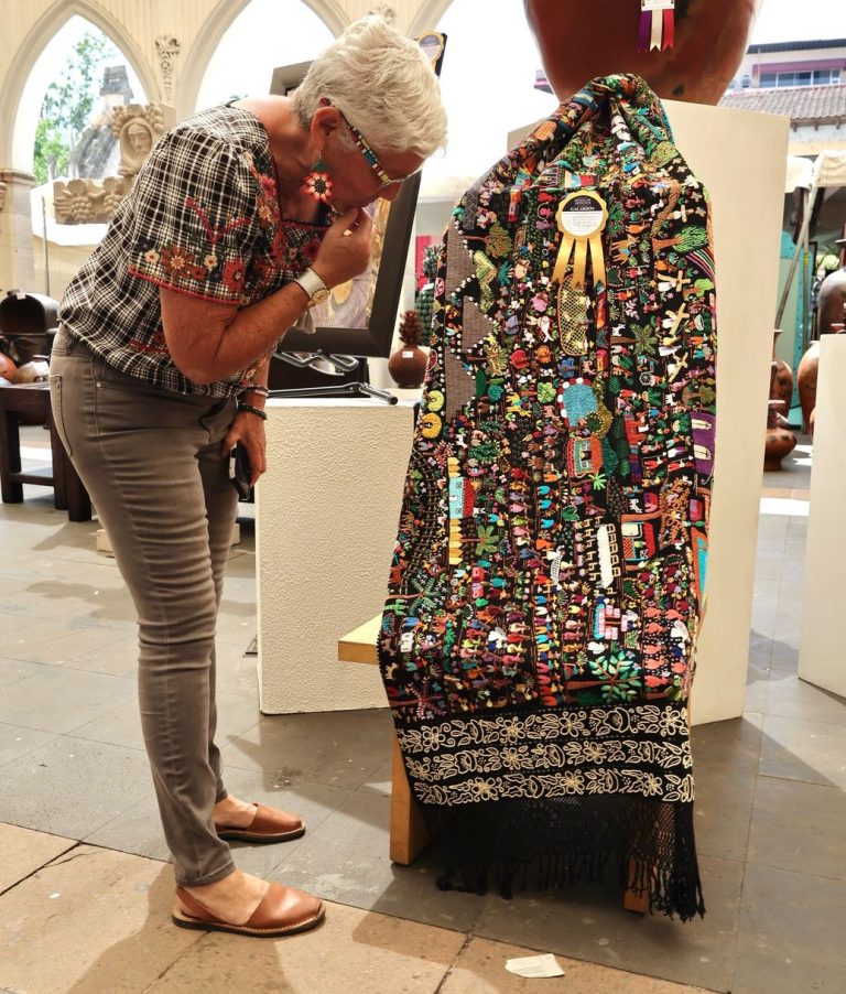 Con rebozo bordado de tradiciones, Graciela Gómez gana galardón en Uruapan
