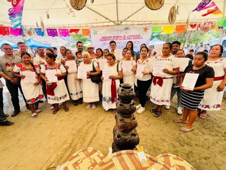 Entregan 120 mil pesos repartidos en las mejores 28 piezas del Concurso Artesanal de la Cultura Náhuatl
