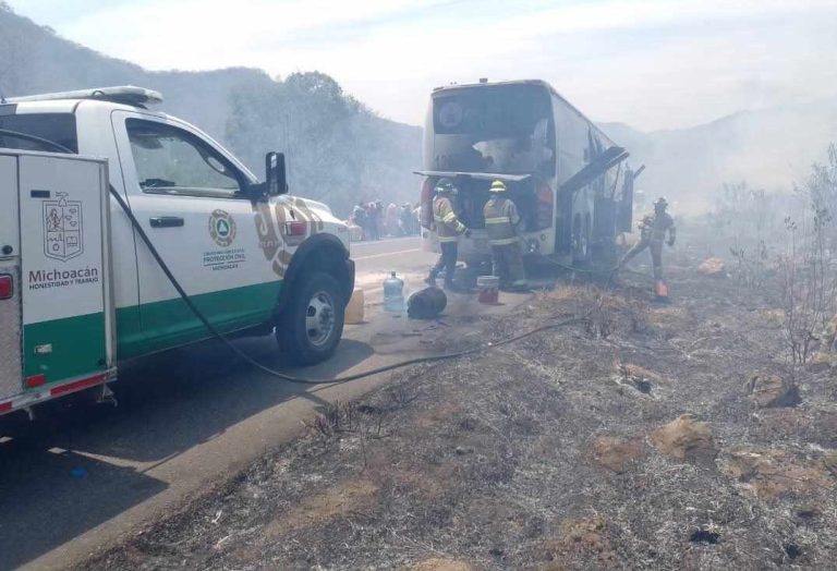 Sofocan incendio de autobús en la autopista Siglo XXI