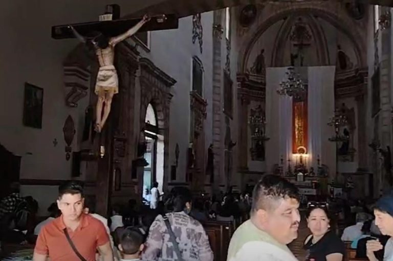 Acuden morelianos a la Visita de los Siete Templos en Jueves Santo