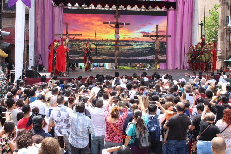 Turistas y visitantes acompañaron a Jesús cargando la cruz en el Centro Histórico de Morelia