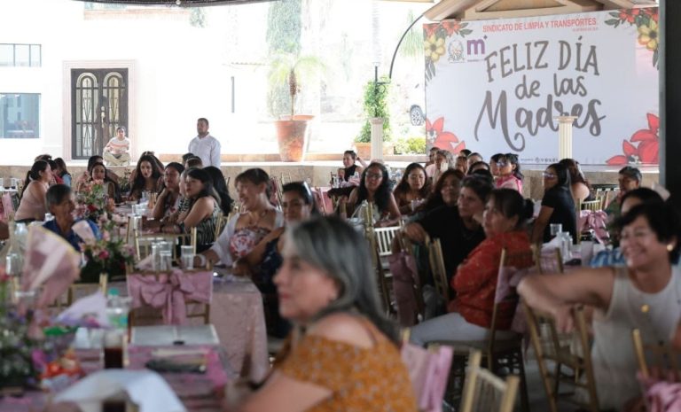 Festeja Alfonso Martínez a madres del Sindicato de Limpia y Transportes