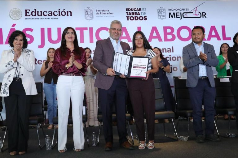 En gobierno de Bedolla, maestras y maestros en primer lugar de atención