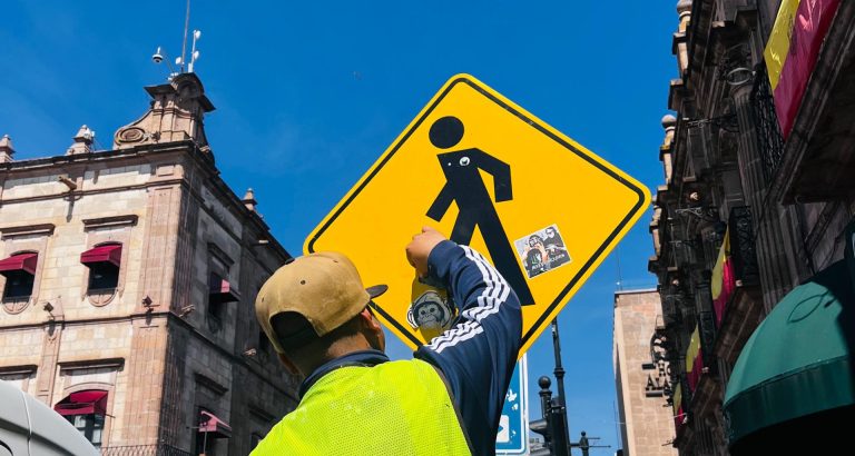 Gobierno de Morelia refuerza mantenimiento de señalética en el Centro Histórico