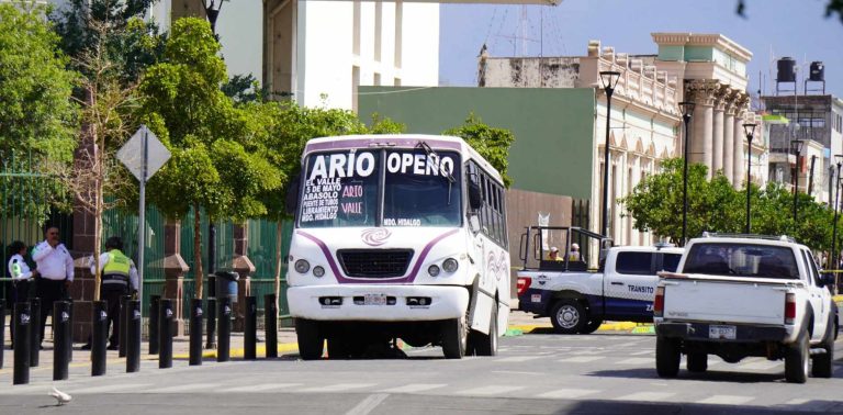 Adulto mayor muere atropellado por camión de pasajeros, en el Centro de Zamora