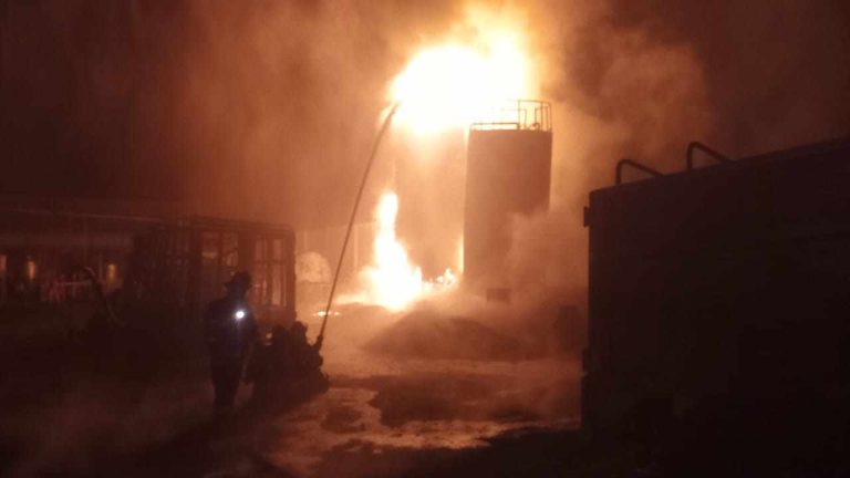 Apagado, fuerte incendio en planta de biodiesel, en Tancítaro
