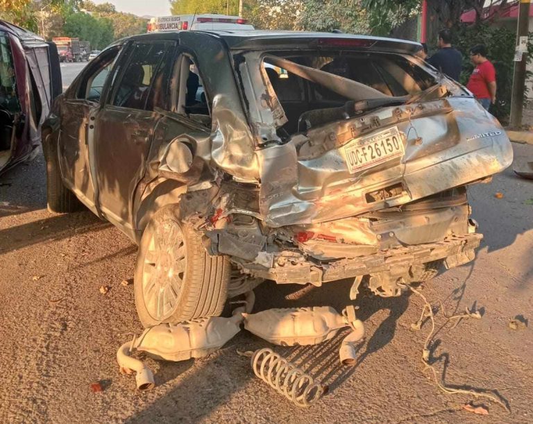 Aparatosa carambola deja tres vehículos dañados y un herido leve