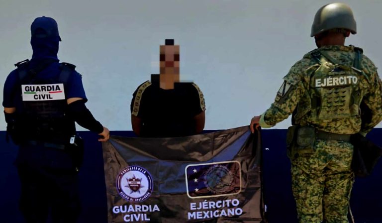 Aseguran a presunto integrante del CJNG con arma larga y equipo táctico en zona serrana de Apatzingán