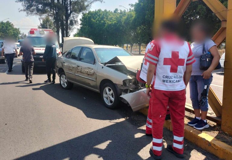 Auto es chocado por camión y proyectado contra puente peatonal, al norte de Morelia